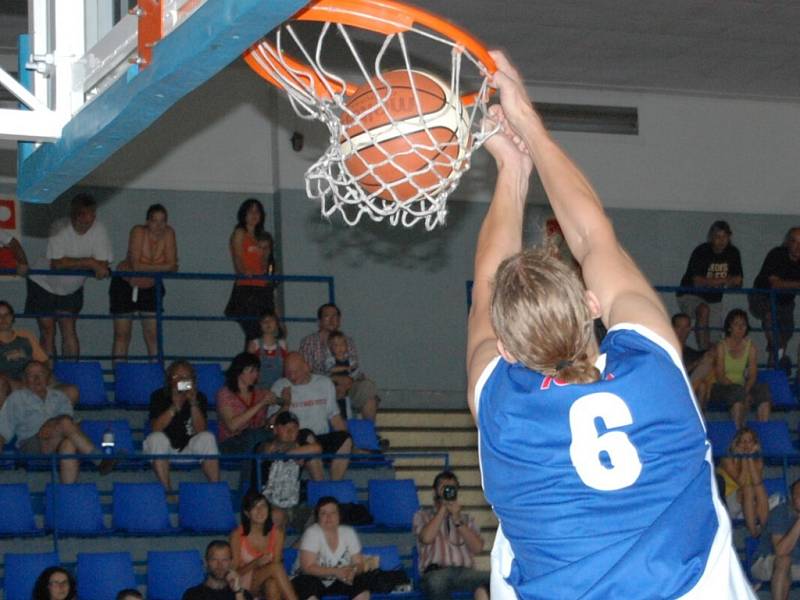 Ve druhém ročníku basketbalové exhibice E.ON utkání hvězd jihočeského basketbalu, jenž se konal o víkendu ve Strakonicích, porazili bílí modré 103:89. K vidění byly pohledné akce a smeče.