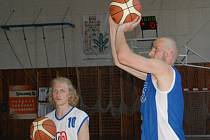 Ve druhém ročníku basketbalové exhibice E.ON utkání hvězd jihočeského basketbalu, jenž se konal o víkendu ve Strakonicích, porazili bílí modré 103:89. K vidění byly pohledné akce a smeče.