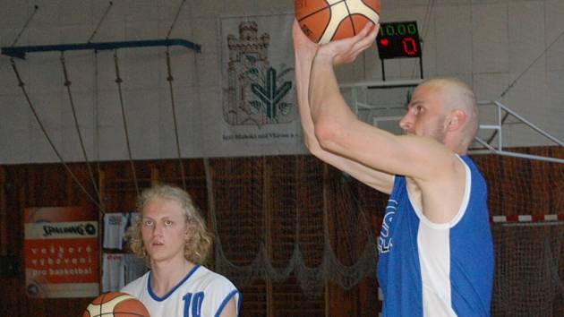 Ve druhém ročníku basketbalové exhibice E.ON utkání hvězd jihočeského basketbalu, jenž se konal o víkendu ve Strakonicích, porazili bílí modré 103:89. K vidění byly pohledné akce a smeče.