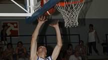 Ve druhém ročníku basketbalové exhibice E.ON utkání hvězd jihočeského basketbalu, jenž se konal o víkendu ve Strakonicích, porazili bílí modré 103:89. K vidění byly pohledné akce a smeče.