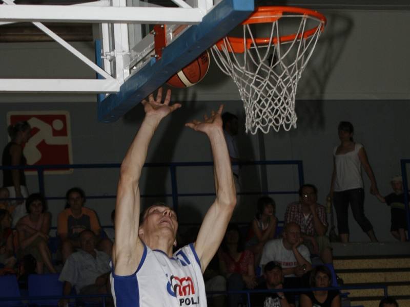 Ve druhém ročníku basketbalové exhibice E.ON utkání hvězd jihočeského basketbalu, jenž se konal o víkendu ve Strakonicích, porazili bílí modré 103:89. K vidění byly pohledné akce a smeče.