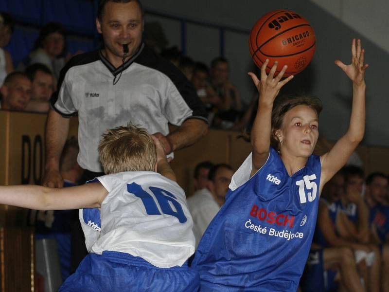 O přestávkách se na palubovce představily mladé naděje jihočeského basketbalu.