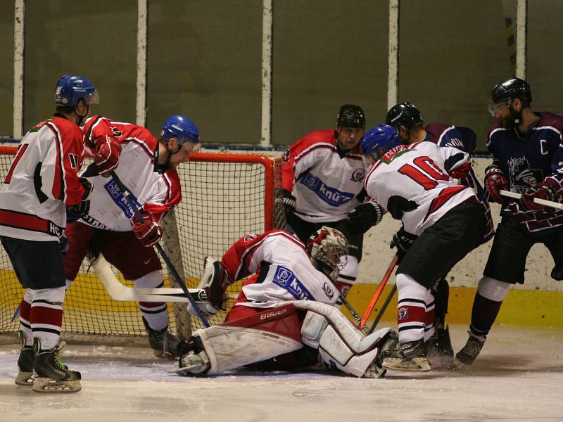 Hokejisté Strakonic hráli doma s Hlubokou nad Vltavou 5:5 a poté prohráli na nájezdy.