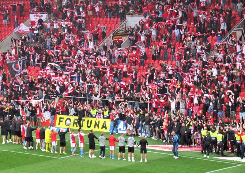 Fanoušci Slávie Praha ze Strakonicka vyrazili do Edenu slavit titul.