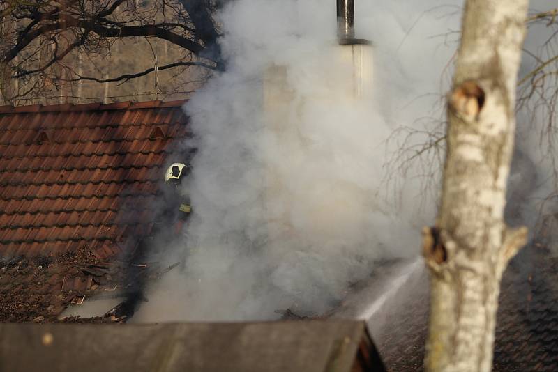 Požár rodinného domu ve Strakonicích 2. 3. 2021. Lidé mohli jen  přihlížet, jak přicházejí o domov.