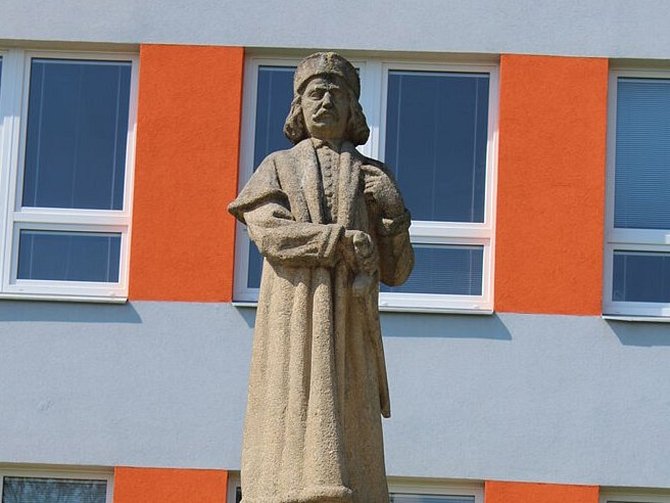 Králova socha před strakonickou základní školou.