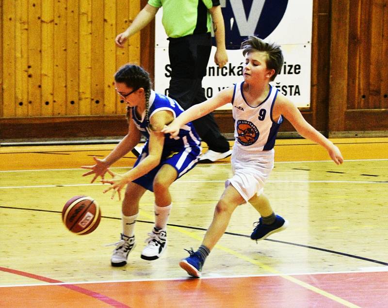 Vánoční turnaj U12: BK Strakonice - SBK Strakonice 74:12.