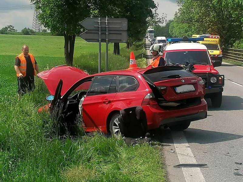 Střet osobního auta s dodávkou na hlavním tahu z Budějovic na Vodňany nedaleko železničního přejezdu u Maloviček.