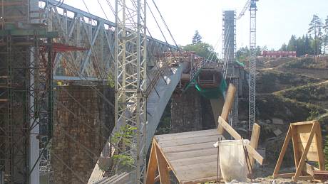 Stavba nového železničního mostu u Červené nad Vltavou.