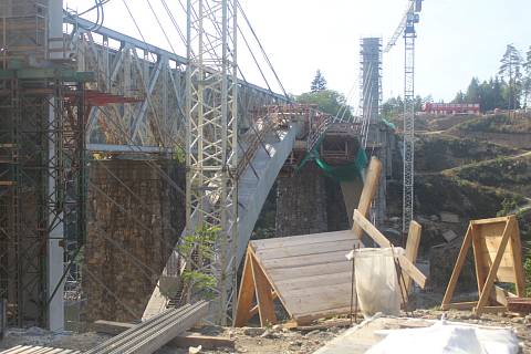 Stavba nového železničního mostu u Červené nad Vltavou.