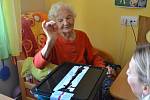 Nejstarší volička z Domova seniorů ve Vodňanech Marie Honnerová letos oslavila 103 let.
