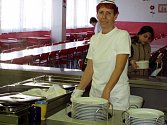 Vedoucí školní kuchyně ZŠ Dukelská Hana Kahovcová.
