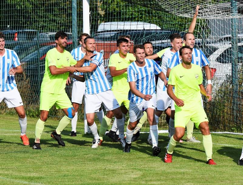 Fotbalisté Oseka (ve žlutém v utkání s Rudolfovem) remizovali ve 3. kole KP s Třeboní 4:4.