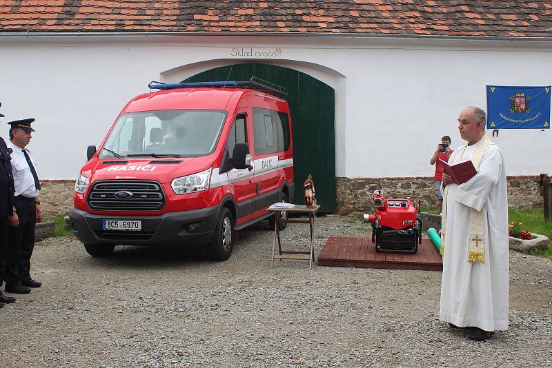 Hasiči v Čejeticích dostali novu stříkačku.