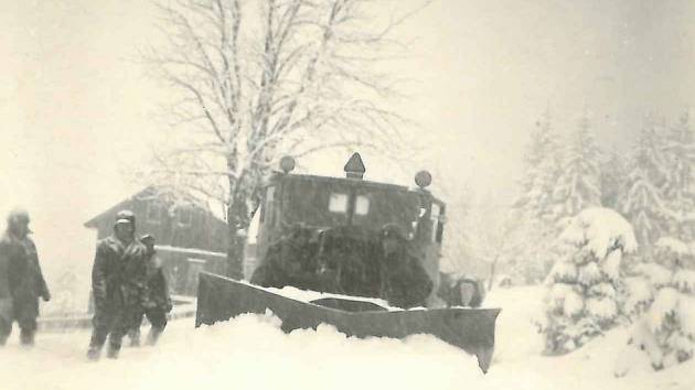 Silničáři při práci na odklízení sněhu v Pošumaví.
