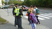 Informace k bezpečnému přecházení poskytovali policisté v úterý policisté u volyňské základní školy a ve Strakonicích u ZŠ Dukelská