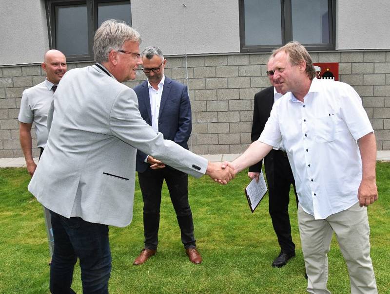 Sportovci ve Volyni dostali zbrusu nové kabiny pro fotbalisty a tenisty. Foto: Jan Škrle