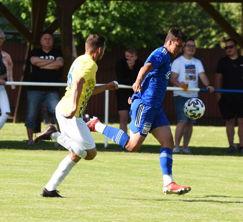 Fotbalová divize: Katovice - Jindřichův Hradec 1:0 (1:0).