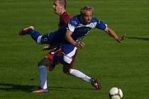 Sparta B vyhrála ve Strakonicích 2:1. Na snímku je domácí Rudolf Otepka (v modrém) v souboji s Jiřím Miškovičem.