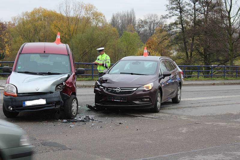 Polední neboda dvou osobních atu u Hvězdy se obešla bez zranění.