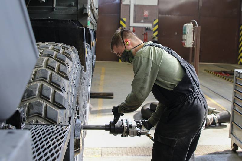 Mechanik sundavá pneumatiku před kontrolou brzd.