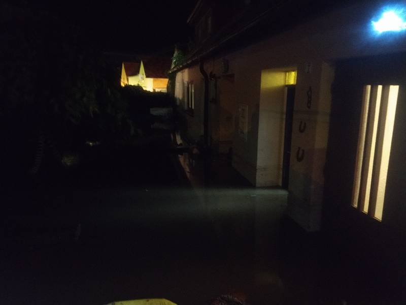 Snímky z noci, kdy se Přešťovicemi prohnala blesková povodeň.