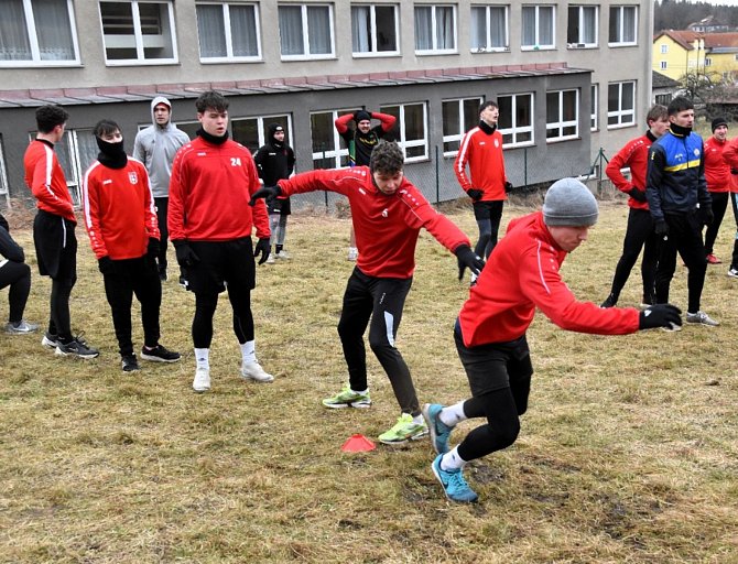 Fotbalisté Junioru Strakonice nabírají fyzičku na soustředění v Soběšicích.