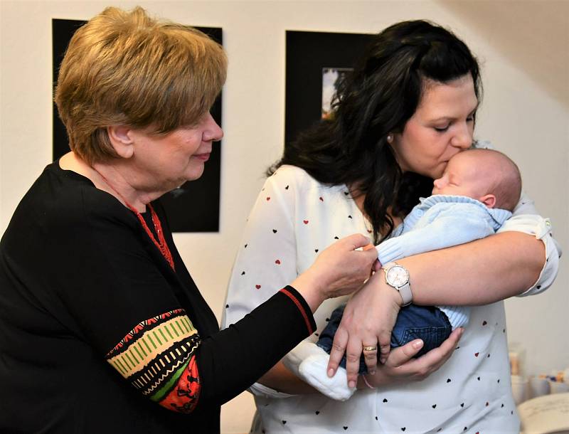 Jihočeská hejtmanka Ivana Stráská přijela do Strakonic za prvním jihočeským miminkem letošního roku.