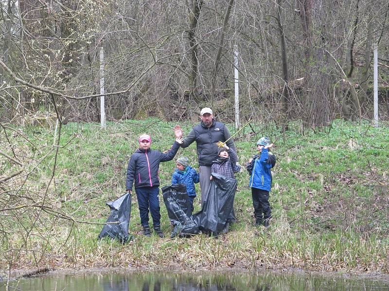 Na sobotu 17. dubna připravilo Ekocentrum Šmidingerovy knihovny Strakonice úklid okolí Staré řeky ve Strakonicích.