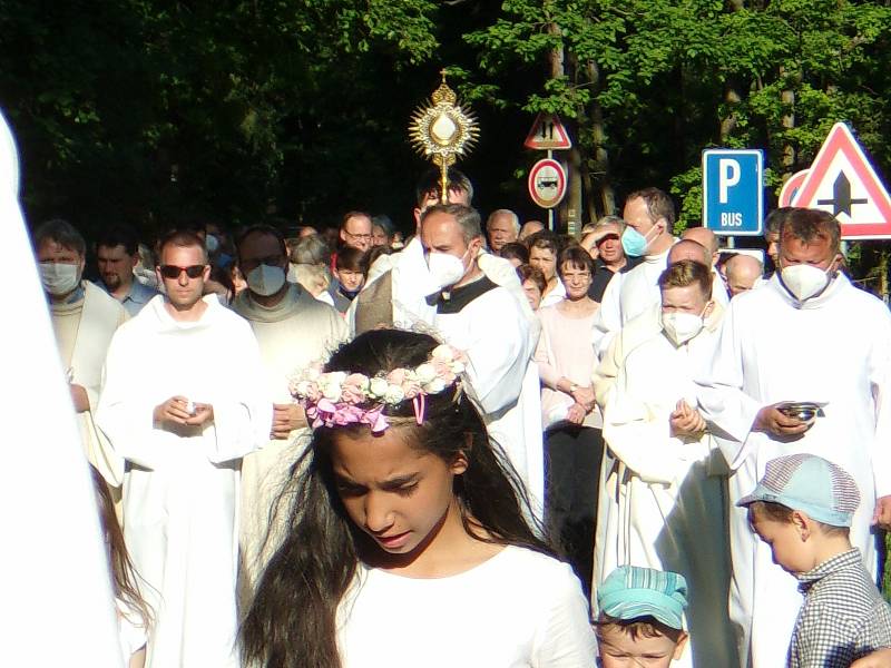 Oslava svátku Božího těla spojená s eucharistickým průvodem.