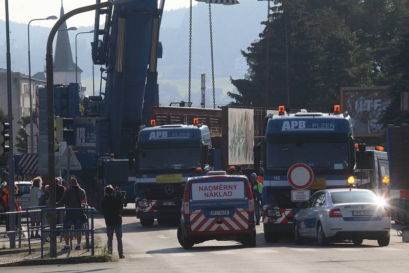 Nebezpečná lávka ve Strakonicích na Míru byla demontovaná.