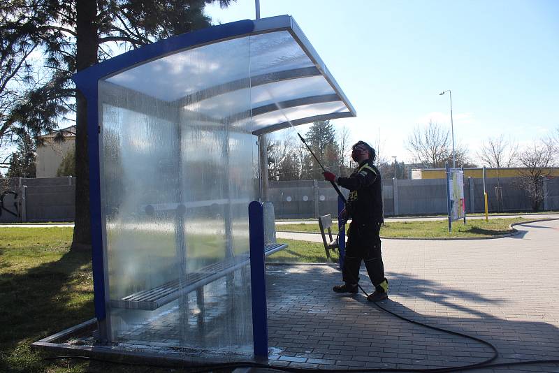 Dezinfekce autobusových zastávek ve Strakonicích.