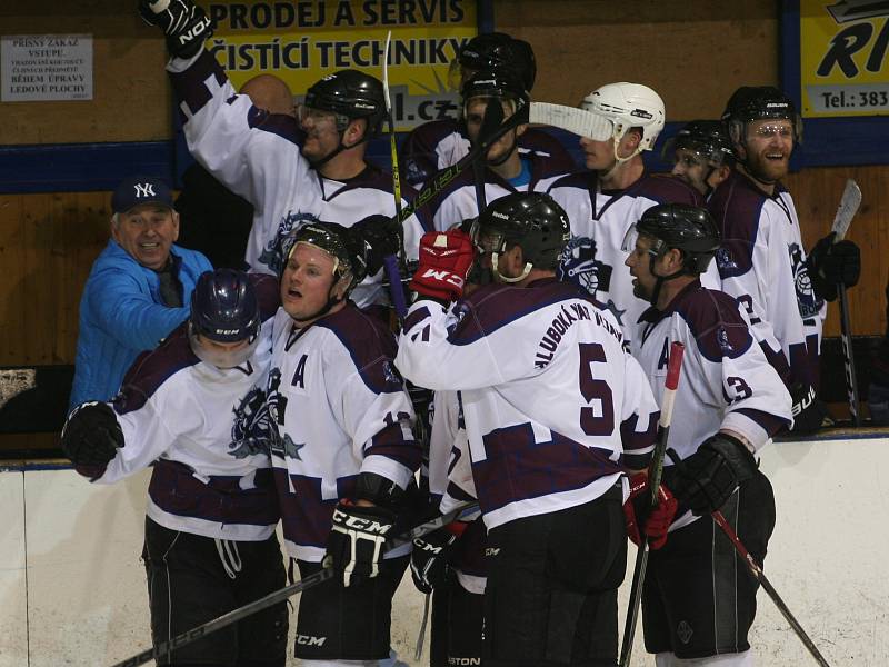 Strakoničtí hokejisté ve druhém utkání čtvrtfinále play off krajské ligy doma podlehli Hluboké nad Vltavou 1:3 a po předchozí porážce na ledě soupeře 2:3 pro ně sezona skončila.