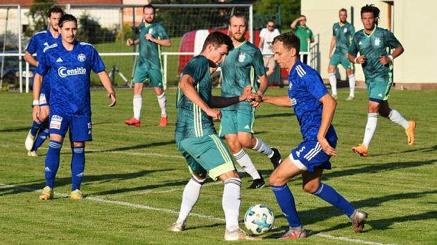 Katovičtí fotbalisté (v modrém z přípravy v Jankově) přivezli tři body ze hřiště Petřínu Plzeň za výhru 2:0.