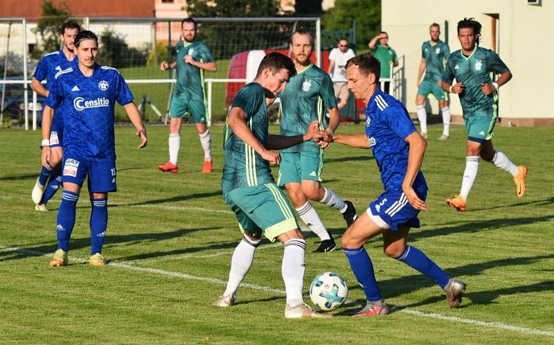 Katovičtí fotbalisté (v modrém z přípravy v Jankově) přivezli tři body ze hřiště Petřínu Plzeň za výhru 2:0.
