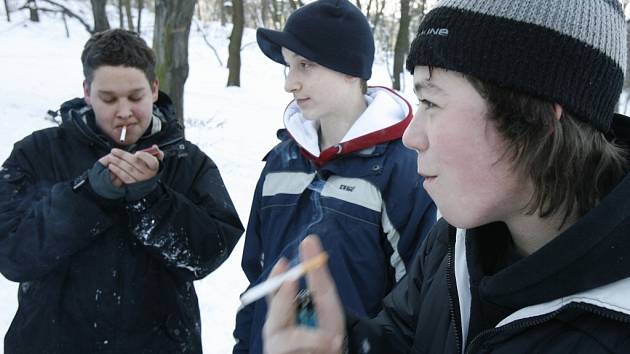 Školáci si zapálí cigaretu klidně i na zastávce - Českokrumlovský deník