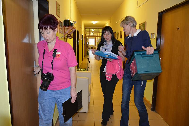 OBRAZEM: Voliči z Domova sociální péče ve Vodňanech volili hned v pátek 12. ledna v době od 14.30 do 15.30 hodin. Zúčastnilo se 11 voličů.