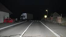 Žena, která řídila osobní auto Chevrolet Spark ve Strunkovicích kolem půl osmé večer vjela z dosud nezjištěných příčin do protisměru, kde se vůz čelně střetl s kamionem.