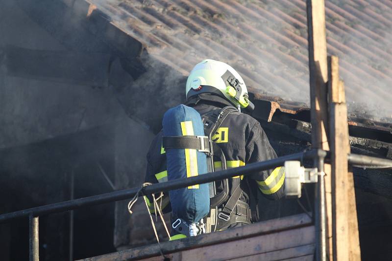 Požár rodinného domu ve Strakonicích 2. 3. 2021. Lidé mohli jen  přihlížet, jak přicházejí o domov.