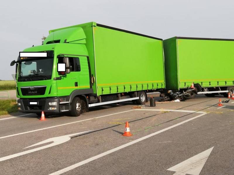 Mezi Vodňany a Újezdem se střetl motocykl s nákladním autem. Motocyklista na místě zemřel.