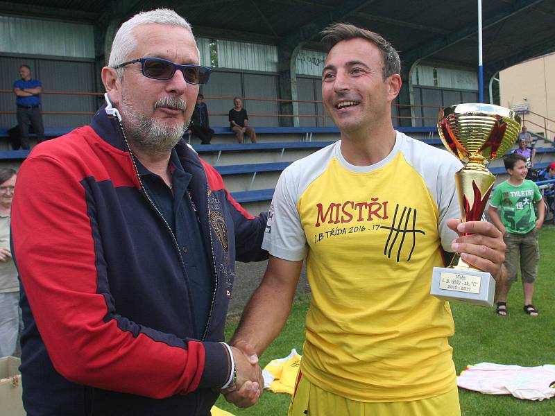 Fotbalisté Junioru Strakonice slavili čtvrtý postup v řadě.