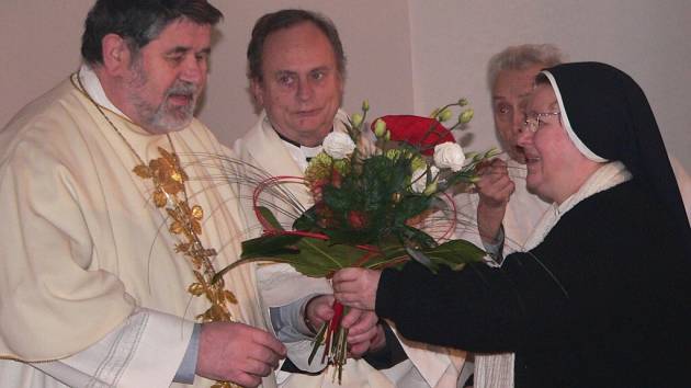 Českobudějovický biskup Jiří Paďour s matkou představenou Terezií Marií Vasilovou.