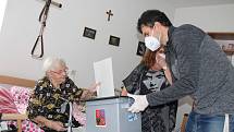 Volby 8. října v DS Rybniční ve Strakonicích.