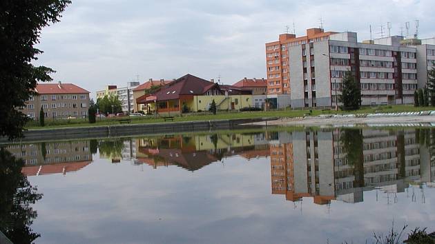 Přírodní koupaliště uprostřed vodňanského sídliště Škorna.