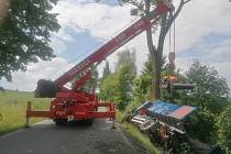 Tragická nehoda na Strakonicku. Nákladní auto nabouralo do stromu.