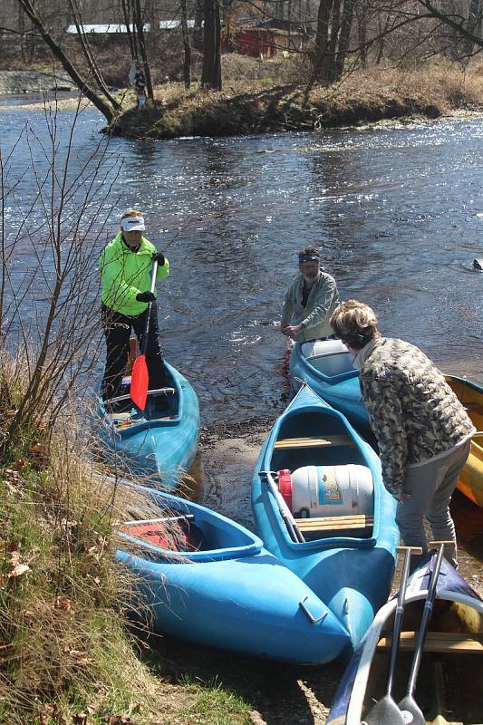 Vodáci v sobotu 7. dubna odemkli pod sušickým jezem Otavu.