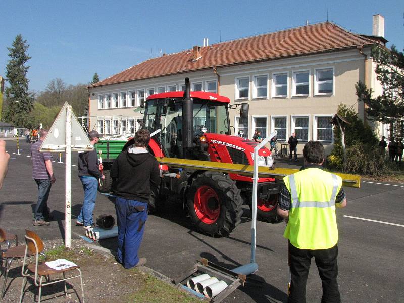 Nová plocha nádvoří umožnila soutěžní prvky umístit tentokrát jinak než v předchozích letech. Trať byla technicky náročnější a pořádně některé závodníky potrápila.