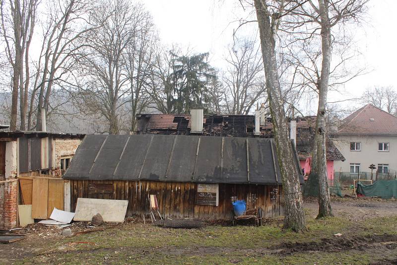 Prohořelá střecha, všudypřítomný pach spáleniště prolitého vodu. Místo úterního požáru ve Strakonicích.