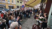 Zahájení festivalového víkendu probíhá tradičně u domu č.p. 6 na třídě J. P. Koubka. V posledních letech zde fotografům poskytuje zázemí Kulturní kavárna Železářství U Šulců.