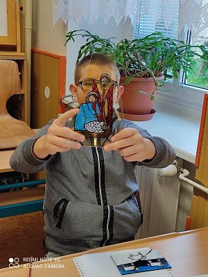 Děti z volyňského dětského domova vyráběly vitráž s motivem betlému.